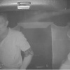 В ЮАР несколько вооружённых людей напали на семью в машине. Мужчина смог дать...