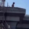 Голый мужчина спрыгнул с Бруклинского моста в Нью-Йорке и выжил.