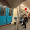 В московском метро озабоченная бабка решила найти ухажёра и начала тыкать...