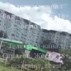 Момент взрыва в Саратове попал на видео — на кадрах вспышка, куча осколков и рухнувшая стена.