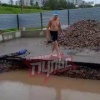 Красноярец устроил заплыв в луже на территории строящего бассейна в...