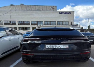 Студенты МГУ приезжают на пары на Bentley, Lamborghini Urus и Mercedes-Benz...