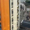 Видео не для слабонервных: девушка моет окно, стоя на подоконнике 27-го этажа в ЖК «Спутник».