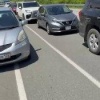 На Русском водители массово объезжают пробку по велополосе. Для...