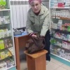 Пенсионерка насрала прямо в аптеке, потому что её не пустили в туалет