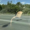 На МКАДе заметили безумного Макса самокатчика, гнавшего под сотню среди потока машин.
