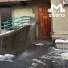 Фонтан лупит из стены дома в Новосибирске. Потекла многоэтажка по адресу...
