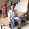 Кола — секрет долголетия 101-летнего деда из Китая: он признался, что обожает газировку и всегда держит дома пару ящиков.