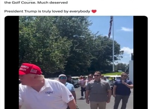 Белый дом выложил видео где Трамп вышел к публике перед игрой в гольф.