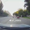 В Екатеринбурге самокатчик залил перцовкой водителя