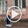 Красноярец прокатился по городу в кастрюлях на ногах