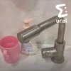 Люди собирают дождевую воду в Североуральске, потому что нормальной в кранах...