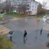 На Урале машину после ДТП отбросило на ребенка на тротуаре: школьник чудом выжил