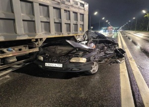 В Москве мужчину раздавило насмерть в аварии с двумя грузовиками.
