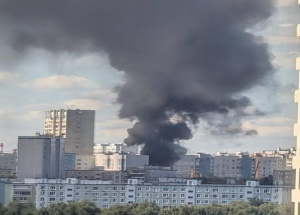 На Строгинском бульваре горят две бытовки Пожарные работают на месте...