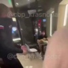 В Краснодаре мужик с одного удара вырубил альтушку — ему показалось, что у...