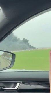 Три человека погибли, двое пострадали в результате взрыва бензовоза на трассе в Ростовской области — у автомобиля во время движения лопнуло колесо.