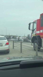 Три человека погибли, двое пострадали в результате взрыва бензовоза на трассе в Ростовской области — у автомобиля во время движения лопнуло колесо.