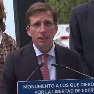 Голубь нагадил на мэра Мадрида во время его выступления о свободе прессы