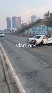 💀 Автомобиль снес леера на Чуркине во Владивостоке