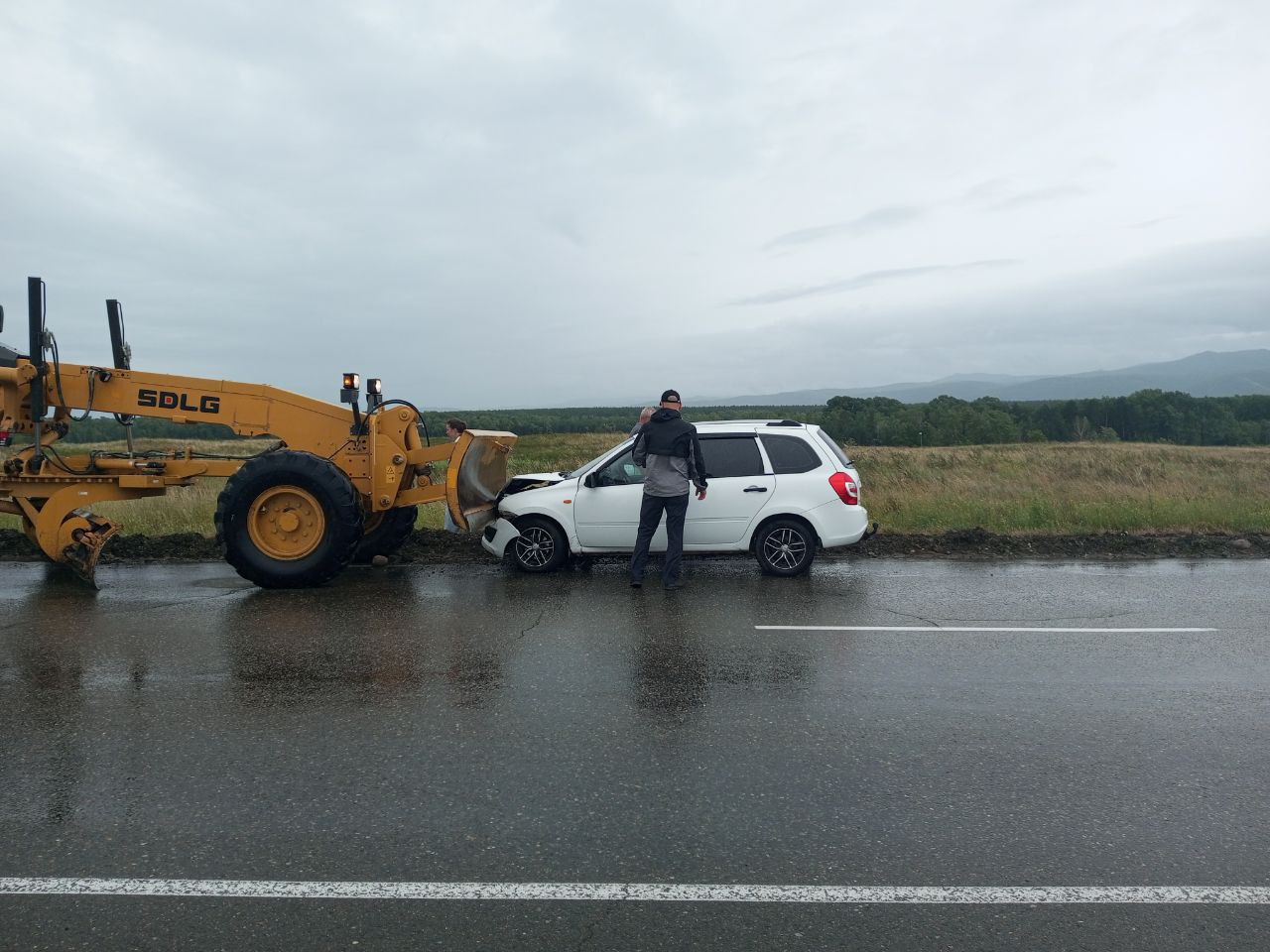 Авария рядом со стелой на въезде в Саяногорск. Легковушка...