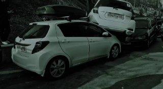 😳Водитель Nissan Note перепутал педали и съехал с горки, устроив ДТП на улице...