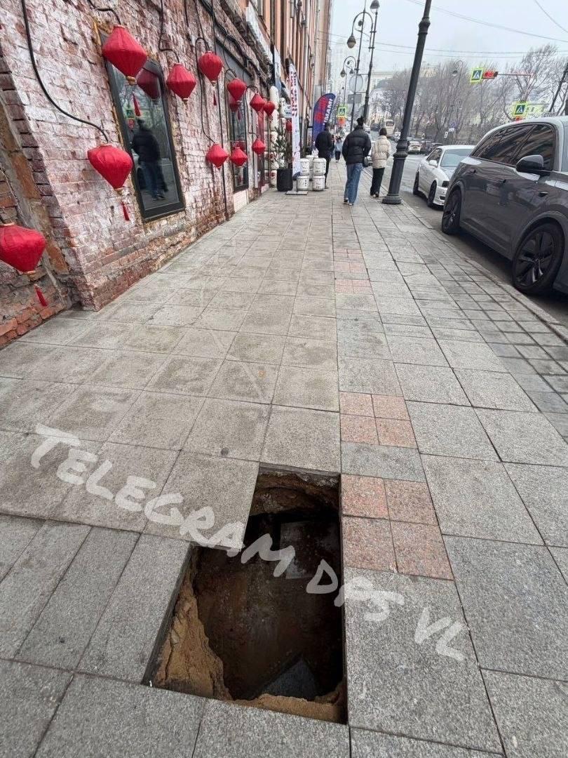 🫣В центре Владивостока обычная прогулка закончилась неожиданным падением под...
