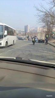 🏍 С потеплением на дороги Владивостока выехали мопедисты, которые ездят с...