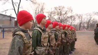 ⚡️В Приморье детей с 7 лет начали обучать военным навыкам — от медицины до БПЛА.
