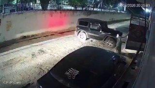 В Индии внук забыл поставить авто на ручник и насмерть задавил бабушку, припечатав её к стене