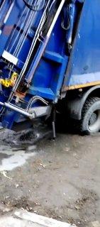 Мусоровоз провалился в асфальт на Октябрьской. 🌇 Мы в Telegram - подписаться...