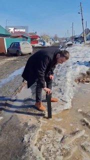 Ребенок едва не утонул, провалившись в траншею в Тогучине