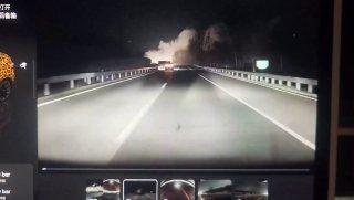Tesla спасла водителя в условиях нулевой видимости — автопилот заметил перевёрнутый грузовик в дыму и вовремя увёл машину в сторону.