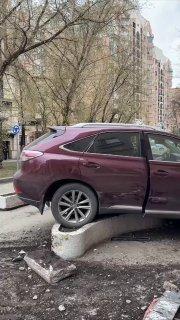 На Большой Грузинской Лексус сначала протаранил шлагбаум, а затем врезался в...