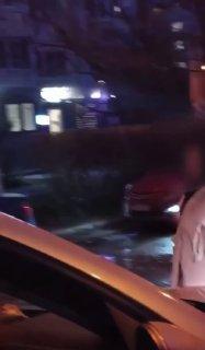 В Воронеже женщина с ножом нападала на родителей, которые ждали детей со...