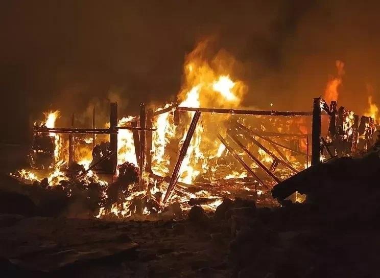 В Богучанском районе на площади 1200 квадратных метров горела пилорама