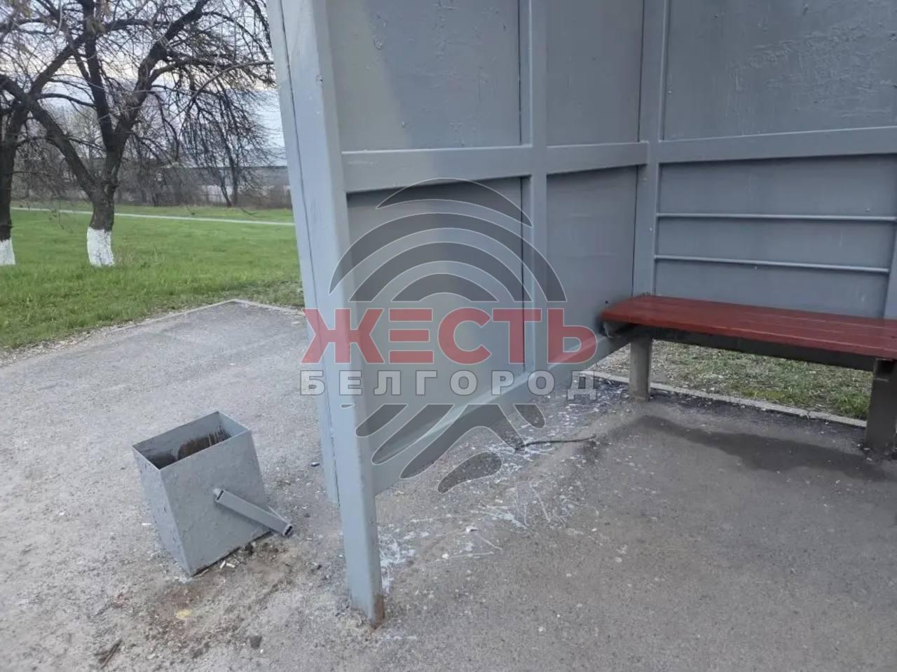 В посёлке Майский Белгородского округа стеклянную остановку «АЗС» покрасили серой краской.