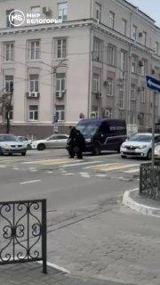 ❤️‍🩹Добро в мелочах Белгородец вышел из машины и помог бабушке перейти...