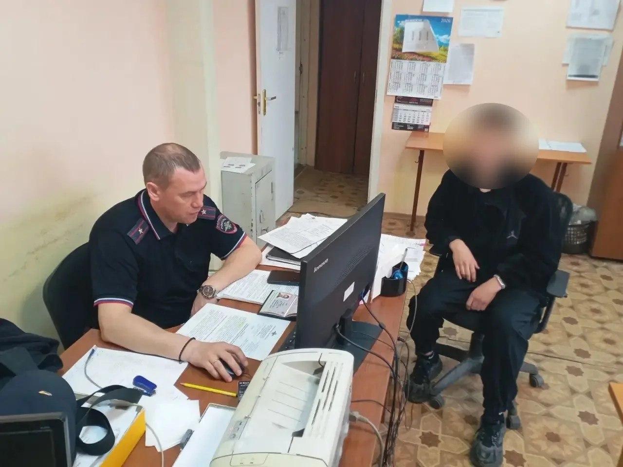 В Оренбурге установили молодых людей, бросавших петарды из окна на...