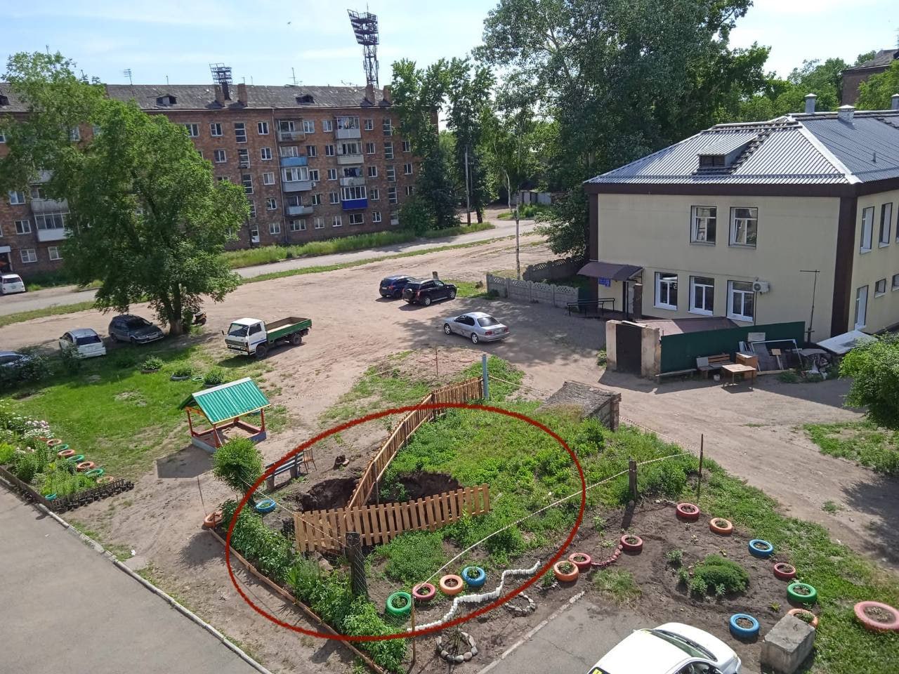 Туимский провал у нас образовался — говорят жители ул. Бограда, 57 в Черногорске.