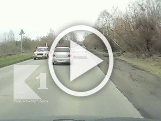 Бесстрашный воин на легковушке пошёл на таран, чтобы побыстрее добраться до пункта назначения.