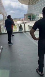 В малазийском аэропорту брошенная парнем 27-летняя китаянка устроила истерику и сорвалась с огромной высоты, когда испугалась охранника.