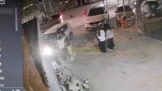 Появилось видео избиения девушки возле новосибирского бара