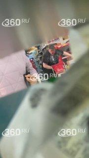 Охранник устроил погром в магазине в Санкт-Петербурге. Предполагается, что он...
