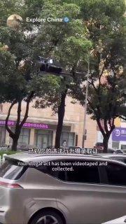 В Китае на дороги выпустили дронов-полицейских — теперь за неправильную парковку водителей буквально отчитывают с воздуха.