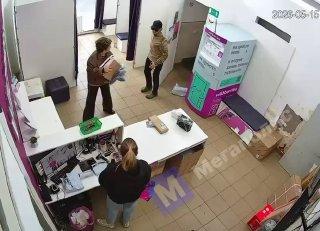 На Новочеркасском проспекте мужчина устроил погром в пункте выдачи заказов....