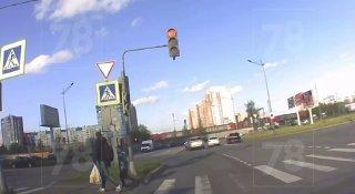 Две девушки на самокате попали под фургон на юге Петербурга
