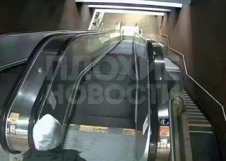В США отец двоих детей погиб в эскалаторе метро, пока люди равнодушно проходили мимо