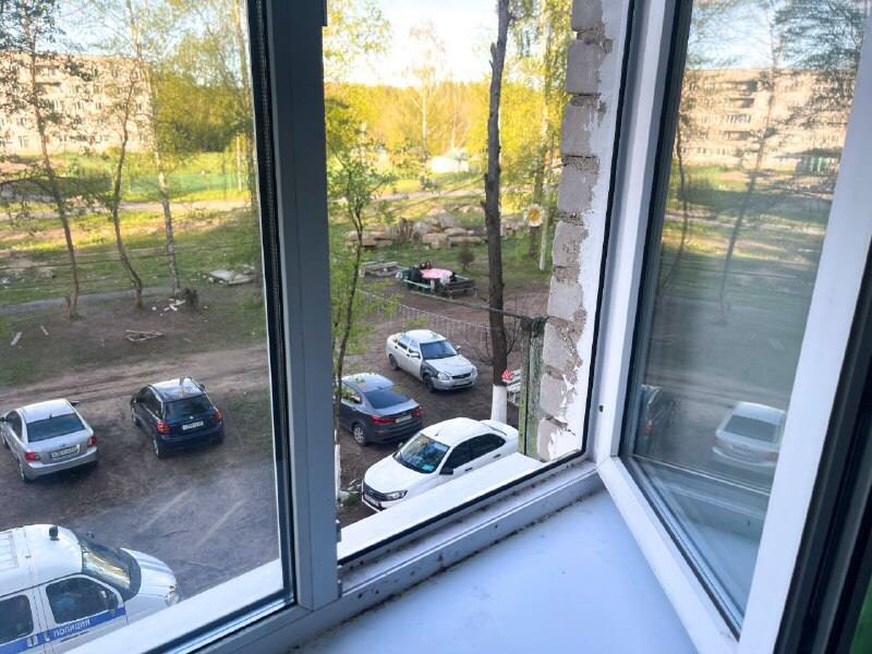 Двое детей выпали из окна с высоты третьего этажа в...