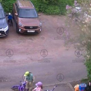 Малыша на велосипеде жёстко сбила машина прямо у подъезда дома и сидящей на...